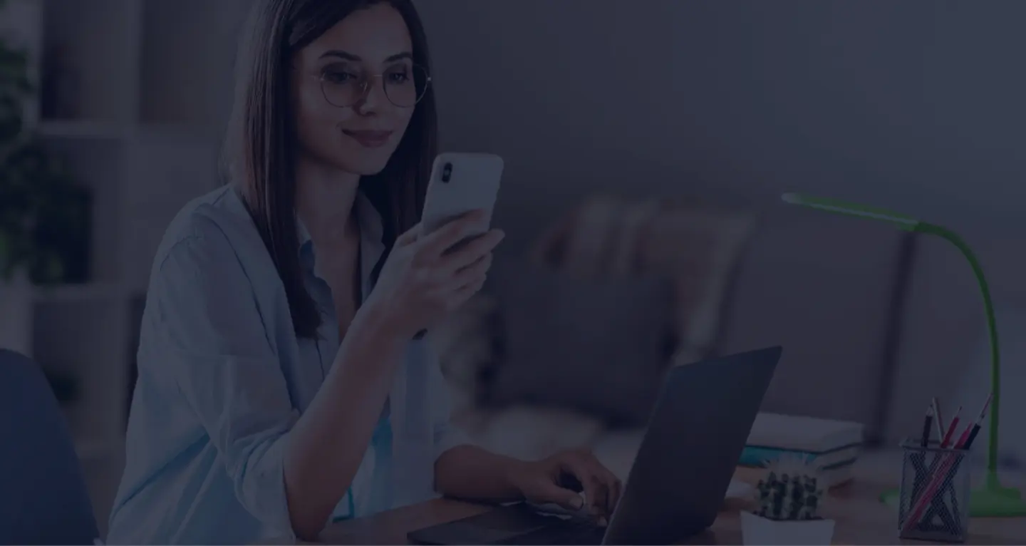 Especialista de salud visual atendiendo una consulta digital para Devlyn Streaming