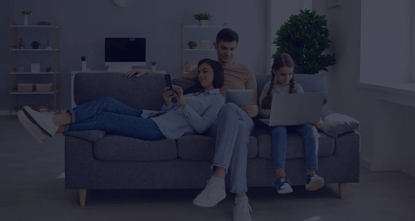 Familia usando servicios de conectividad en casa para Totalplay Brandformance